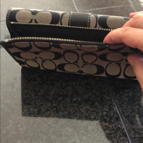 Coach Signature Big C trifold wallet in navy - Picture 5 of 7